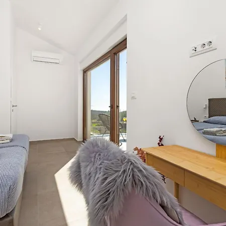 Ogradina Near Pula With Sea View For 5 Persons Only 3 Km From The Villa