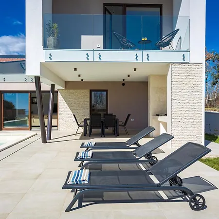 Ogradina Near Pula With Sea View For 5 Persons Only 3 Km From The Villa