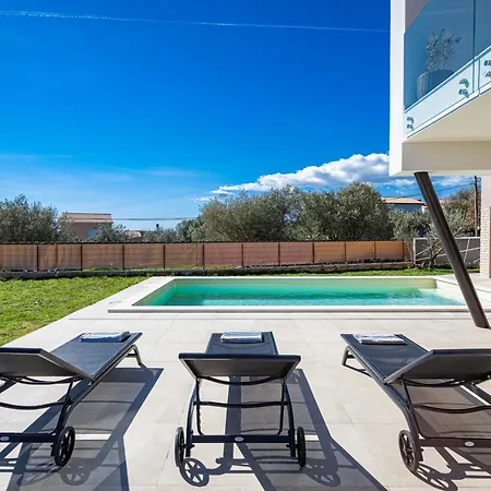 Ogradina Near Pula With Sea View For 5 Persons Only 3 Km From The Villa *