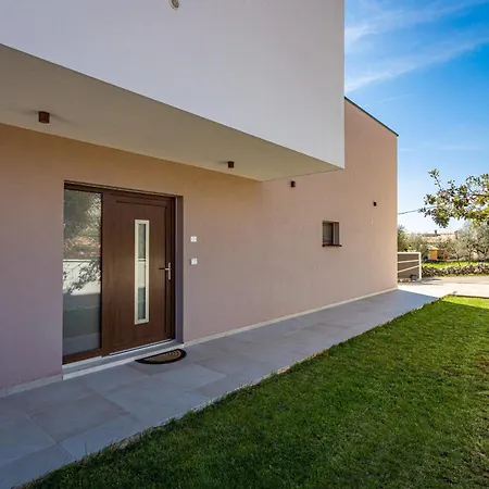 Ogradina Near Pula With Sea View For 5 Persons Only 3 Km From The Villa *